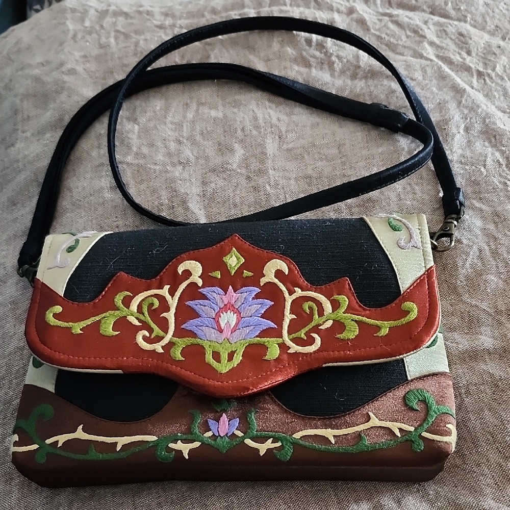 OOVOO Vintage 1990"s Embroidered Floral Cross Body Bag New condition.
